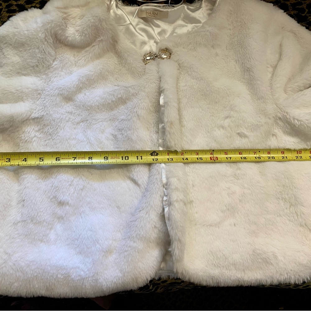 Haani Faux Fur Capelike coat in white with clasp - Picture 3 of 11